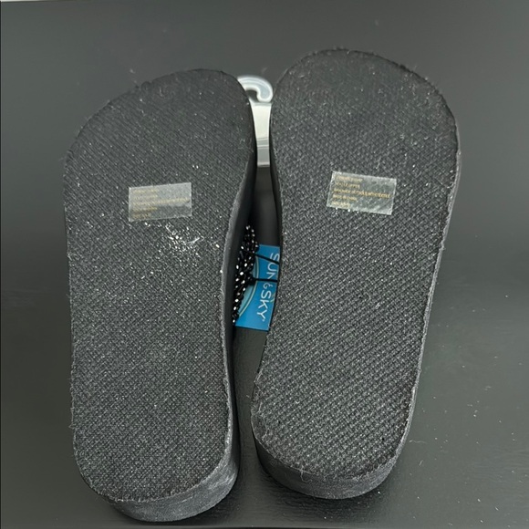NWT Women's Black and White Flip Flops Sz 5/6 - Picture 5 of 6